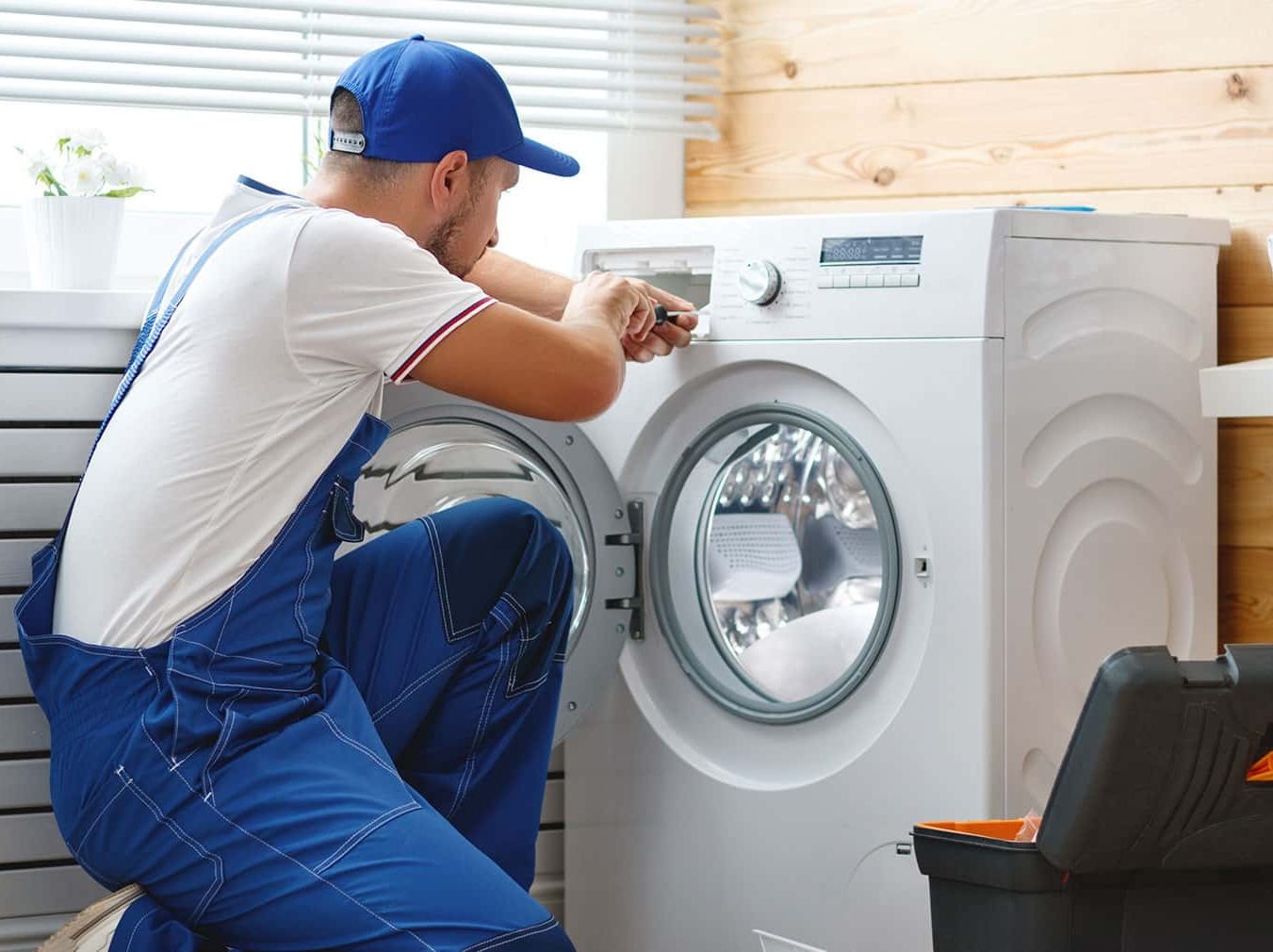 Técnico del servicio técnico Balay reparando electrodoméstico en Valencia